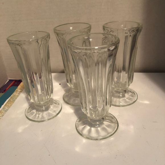 Elegant Clear Glass Sundae Cups Set of 4 , reminiscent of  old ice cream parlour - Picture 2 of 7